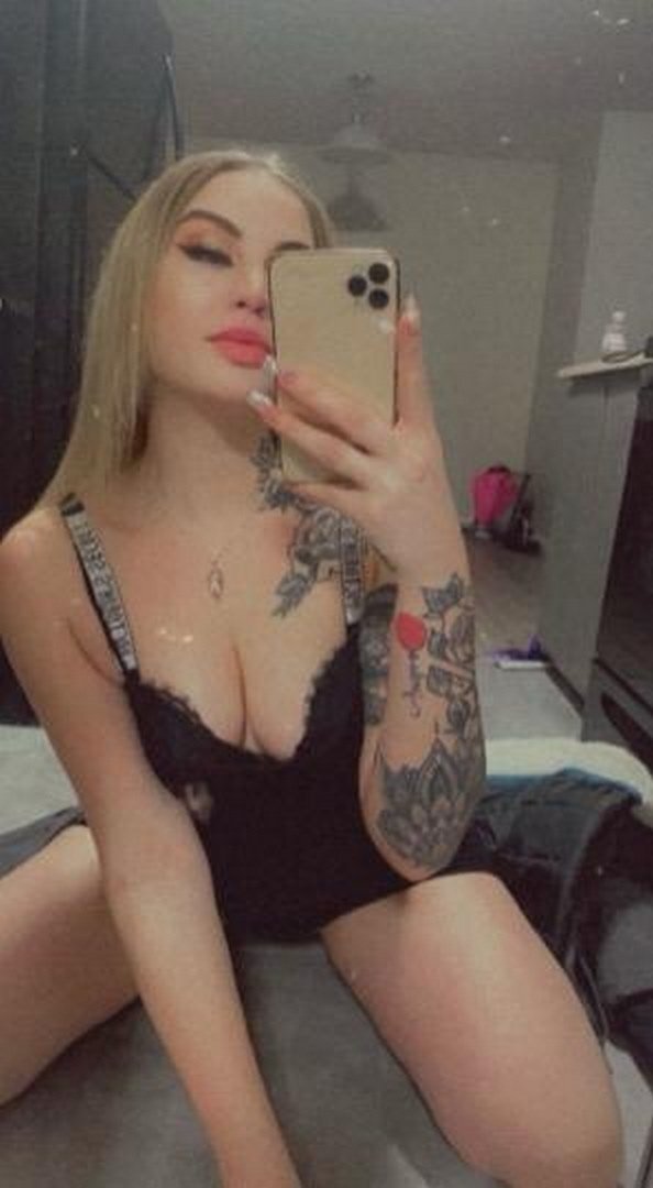 Проститутка Питера Зина с 2 размером груди предлагает интим услуги у метро Горьковская  +7(911)737-42-93 